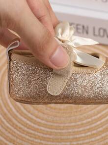 嬰兒女孩迷人的公主風瑪麗珍平底鞋帶閃閃發光蝴蝶裝飾用品 - 金色 - 查看 4