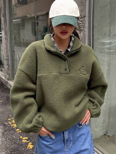 DAZY ウサギ 刺繡 ドロップショルダー ハーフボタン テディ スウェット DAZY ウサギ 刺繡 ドロップショルダー ハーフボタン テディ