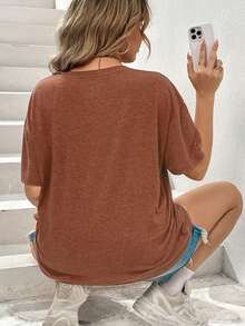 SHEIN EZwear Talla grande Camiseta de hombros caídos con estampado de coche y letra - Óxido marrón - Ver 2