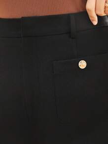 SHEIN Frenchy 大碼素色口袋貼布短褲 - 黑色 - 查看 4