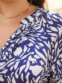 SHEIN Frenchy 大碼滿版印花缺口領燈籠袖襯衫 - 藍白色 - 查看 3