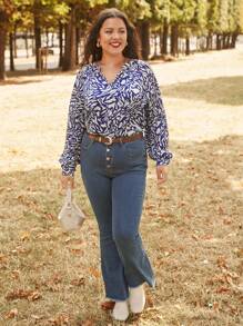 SHEIN Frenchy 大碼滿版印花缺口領燈籠袖襯衫 - 藍白色 - 查看 1