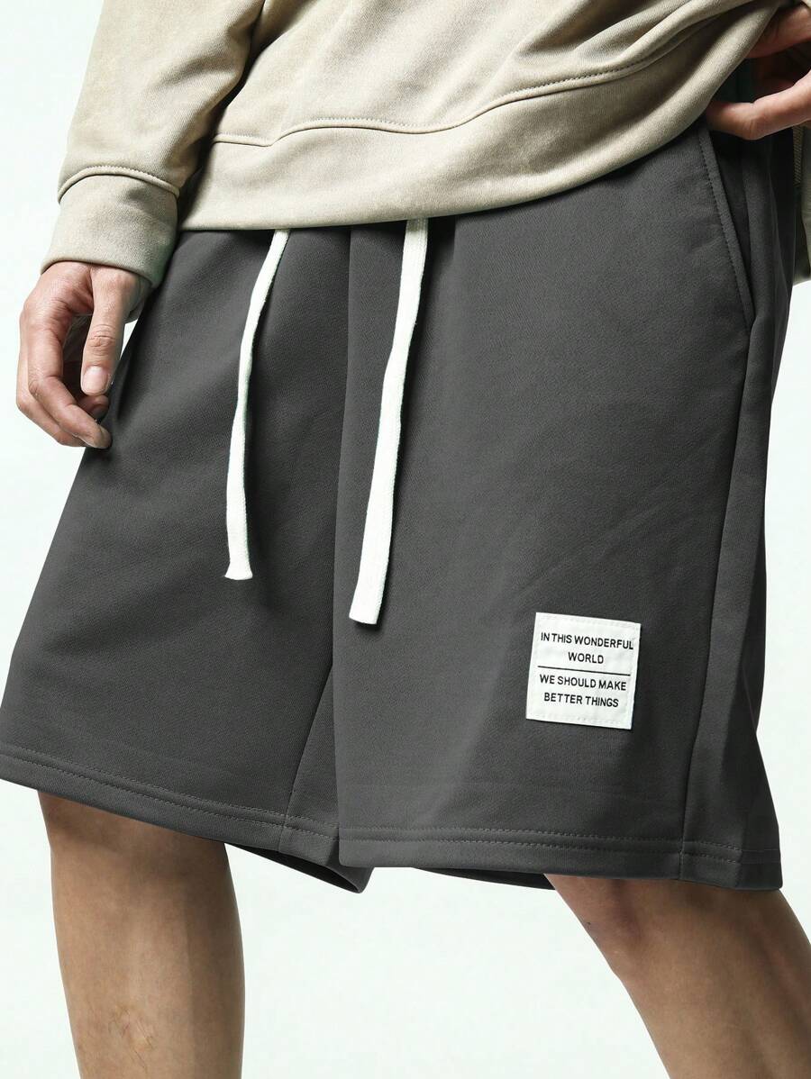 Chillumni Men Letter Graphic Drawstring Waist Loose Shorts