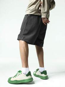 Chillumni Men Letter Graphic Drawstring Waist Loose Shorts