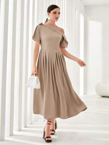 Modelyn 不對稱領褶皺細節洋裝 - 卡其色 - 查看 6