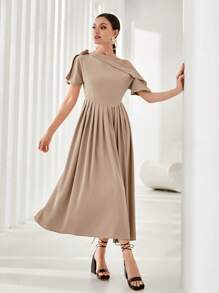 Modelyn 不對稱領褶皺細節洋裝 - 卡其色 - 查看 1