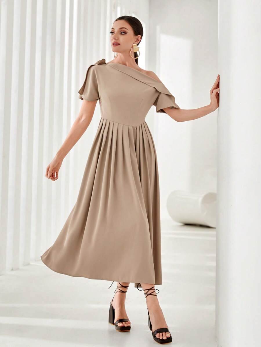 Modelyn 不對稱領褶皺細節洋裝 - 卡其色 - 查看 1