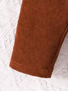 男嬰翻蓋口袋襯衫和褲子