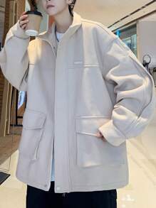 Manfinity Hypemode 寬鬆版型男士落肩外套,字母拼貼和翻蓋口袋 - 米色 - 查看 4