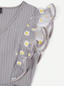 SHEIN Privé Thêu hoa Daisy Viền Ruffle Thắt lưng Romper - Màu Xám nhạt - Xem 4