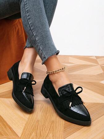 2025 Zapatos de tacón grueso con puntera puntiaguda, decoración de lazo y flecos, estilo academia, color negro, para mujer en otoño