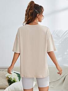 SHEIN EZwear Camiseta de hombros caídos con estampado de letra - Beis - Ver 2