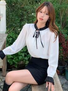 DAZY 拼接邊繫帶領喇叭袖襯衫 - 黑與白 - 查看 2