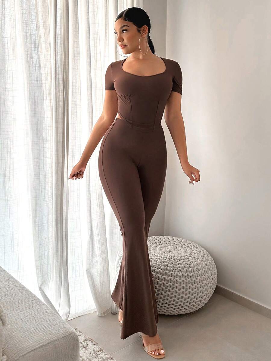 SHEIN SXY 船領t恤和喇叭褲生日裝,情人節單身派對,春季女裝 - 咖啡棕 - 查看 1