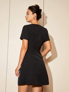 Vestido con botón delantero con diseño cruzado - Negro - Ver 2