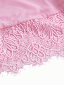 Vestido de lencería sexy tipo "babydoll" con panel de encaje y lazo delantero, y tanga a juego