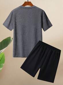 男士几何印花短袖T恤和抽绳短裤两件套，时尚休闲夏季穿搭，送给老公或男友的绝佳礼物，透气舒适。 - 深灰色 - 查看 2