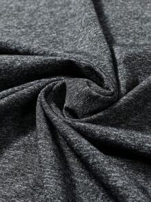 男士几何印花短袖T恤和抽绳短裤两件套，时尚休闲夏季穿搭，送给老公或男友的绝佳礼物，透气舒适。 - 深灰色 - 查看 6