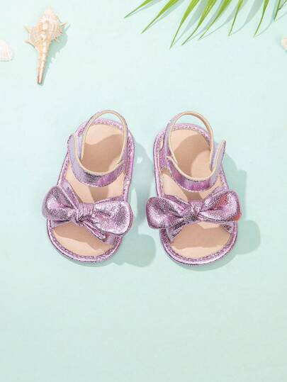女婴闪亮简约系带凉鞋，带蝴蝶结装饰，舒适