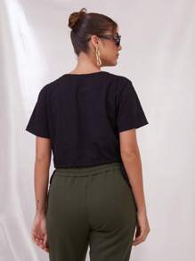 SHE(IN) BRASIL Đồ họa Chữ cái Viền kéo ra Áo phông Crop - màu đen - Xem 3