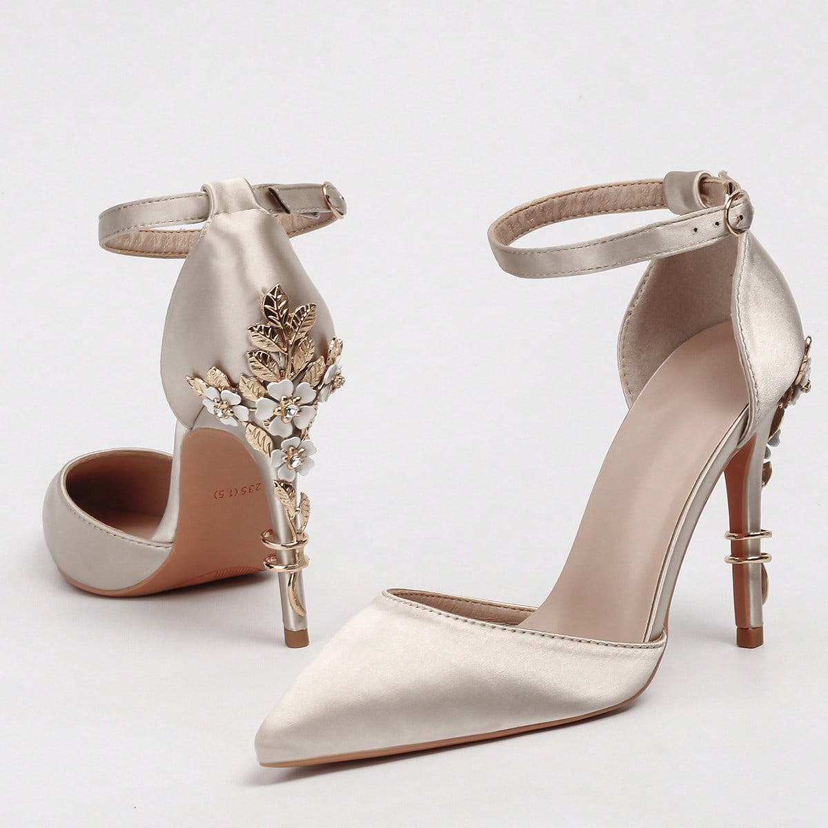 Zapatos de boda con tacón de aguja y detalles florales dorados de estilo sexy europeo y americano, con punta puntiaguda y correa para el tobillo para