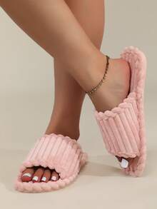 女性時尚粉色的室內拖鞋