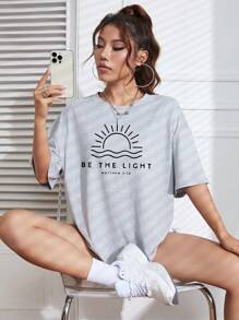 INAWLY 太阳和标语图案落肩 T 恤 BE THE LIGHT MATTHEW 5:14 图案 T 恤 女士上衣 - 淺灰色 - 查看 3
