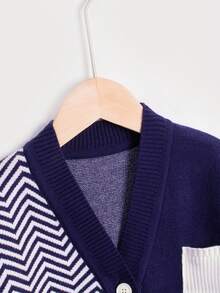 Chico joven Cárdigan con patrón de cheurón de color combinado con parche con bolsillo - azul real - Ver 5