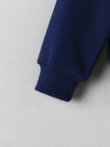 SHEIN Áo nỉ lấy cảm hứng từ đường phố giản dị, thoải mái và sành điệu cho bé trai với chất liệu chải mềm mại và ấm áp, thiết kế 2 trong 1 thiết thực và đa năng, có logo chữ cái, thích hợp để mặc mùa đông - Màu xanh hải quân - Xem 5