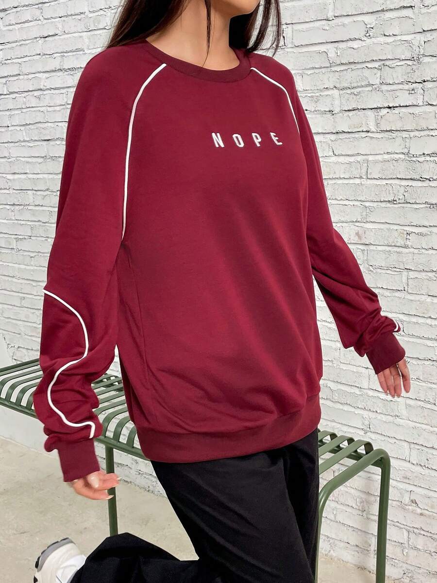 SHEIN EZwear Đồ họa Chữ cái Contrast Piping Tay Raglan Áo nỉ - Màu Đỏ Sâu - Xem 1