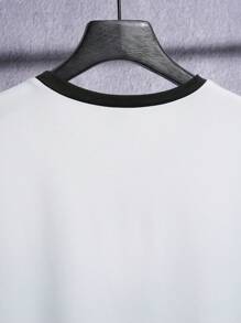 Manfinity EMRG 男士雙色狼印花背心，無袖圖形休閒外出男襯衫 - 黑與白 - 查看 5