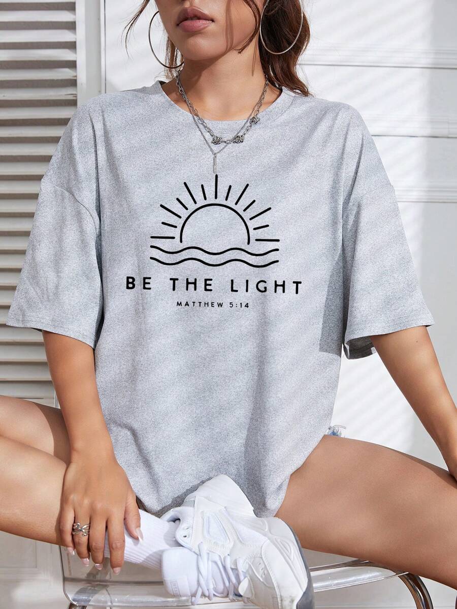 INAWLY 太阳和标语图案落肩 T 恤 BE THE LIGHT MATTHEW 5:14 图案 T 恤 女士上衣 - 淺灰色 - 查看 1