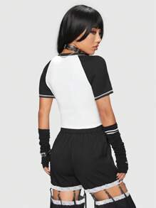 ROMWE Anime Camiseta crop estampado de cráneo de manga raglán - Blanco y Negro - Ver 3