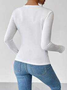 SHEIN Essnce Chi tiết Nút Cổ v Áo thun - trắng - Xem 2