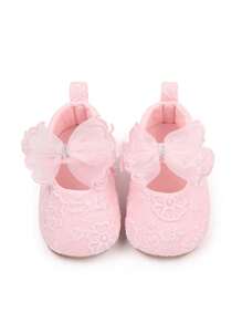 Un par de zapatos rosas lindos, cómodos, suaves y planos para niñas bebés, populares durante la primavera y el verano