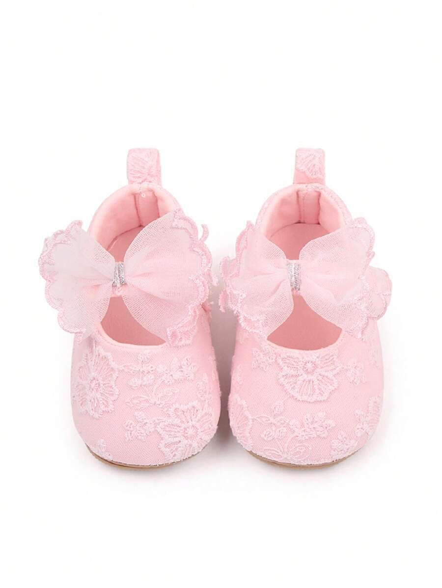 Un par de zapatos rosas lindos, cómodos, suaves y planos para niñas bebés, populares durante la primavera y el verano