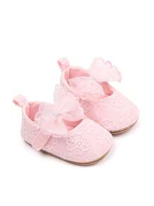 Un par de zapatos rosas lindos, cómodos, suaves y planos para niñas bebés, populares durante la primavera y el verano