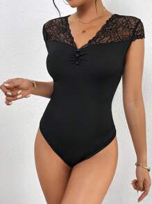 SHEIN Frenchy 蕾絲拼接前收褶褶邊連身背心 - 黑色 - 查看 1