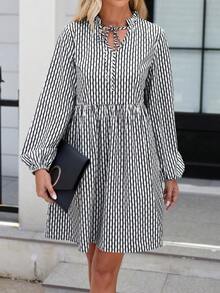 SHEIN Privé 可愛褶皺邊 前綁帶蝴蝶結條紋女士連衣裙 - 黑與白 - 查看 4