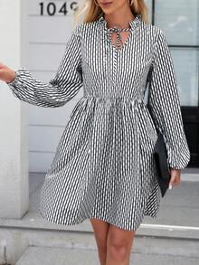 SHEIN Privé 可愛褶皺邊 前綁帶蝴蝶結條紋女士連衣裙 - 黑與白 - 查看 6