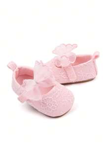 Un par de zapatos rosas lindos, cómodos, suaves y planos para niñas bebés, populares durante la primavera y el verano