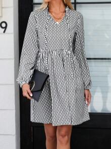 SHEIN Privé 可愛褶皺邊 前綁帶蝴蝶結條紋女士連衣裙 - 黑與白 - 查看 3