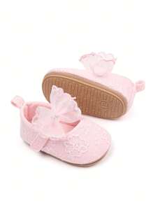 Un par de zapatos rosas lindos, cómodos, suaves y planos para niñas bebés, populares durante la primavera y el verano