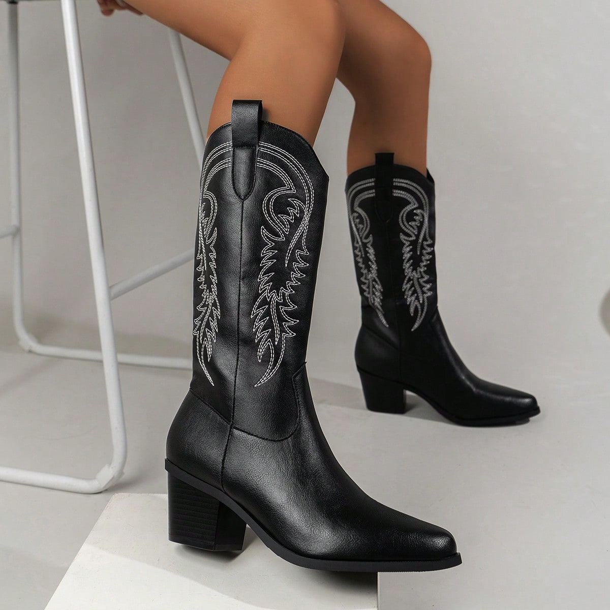 Botas occidentales de media pantorrilla bordadas para mujer, Otoño/Invierno 2025, Slip-on, Patrón de bordado floral, Tacón grueso, Botas occidental