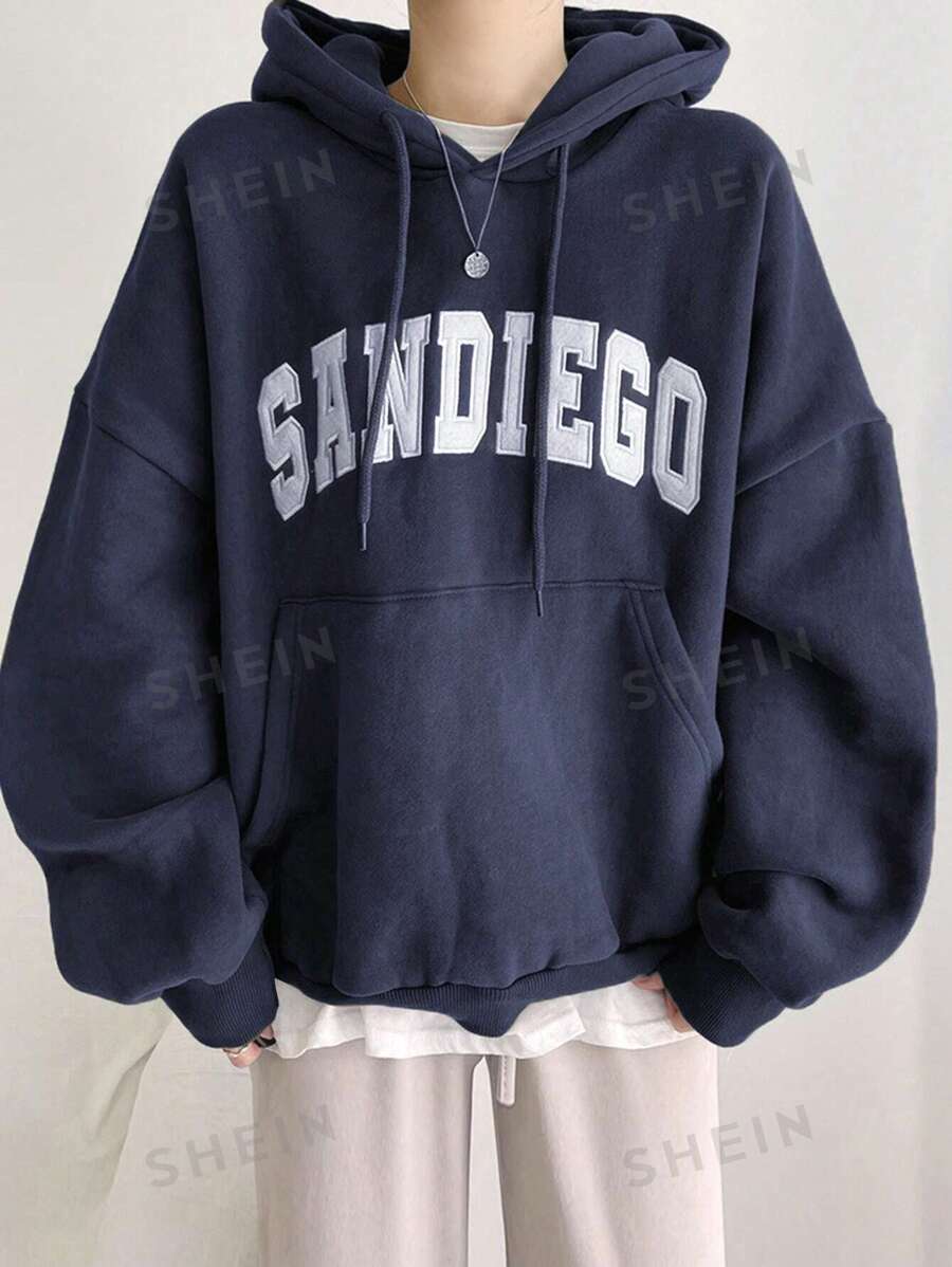DAZY Sudadera con capucha de manga larga con bolsillo canguro, hombros caídos y cordón, con estampado de letras