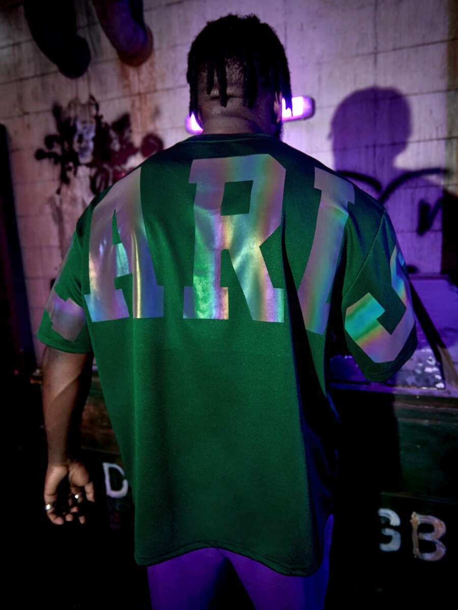 Manfinity RebelGame 男士加大码字母图案宽松落肩 T 恤 - 墨綠色 - 查看 1