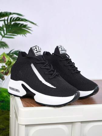 حذاء رياضي برباط امامي وبجرافيك عبارة