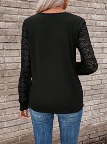 SHEIN LUNE 蕾絲拼接V領T恤 - 黑色 - 查看 2