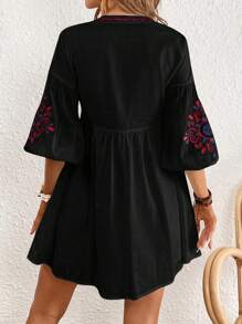 SHEIN VCAY 花卉刺繡流蘇繫帶領娃娃裙