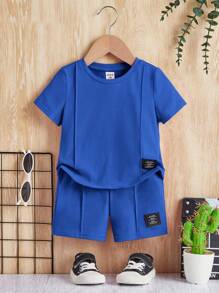 SHEIN Bộ đồ thể thao thường ngày cho bé trai cổ tròn tay ngắn trang trí miếng vá trơn và quần short, có áo phông và quần short họa tiết miếng vá chữ - Màu xanh lam - Xem 1